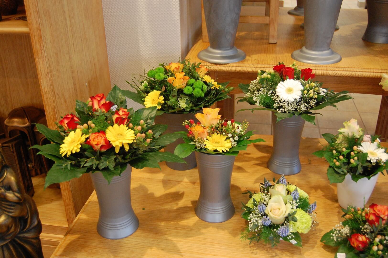 Blumengestecke in Zinkvasen