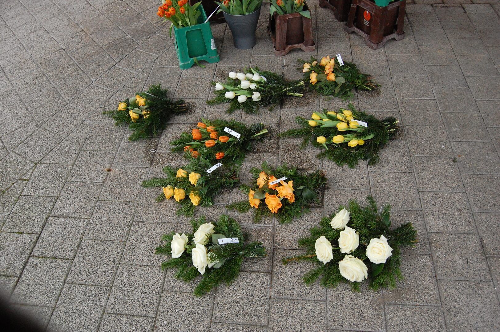 Kleine Blumensträuße in verschiedenen Farben