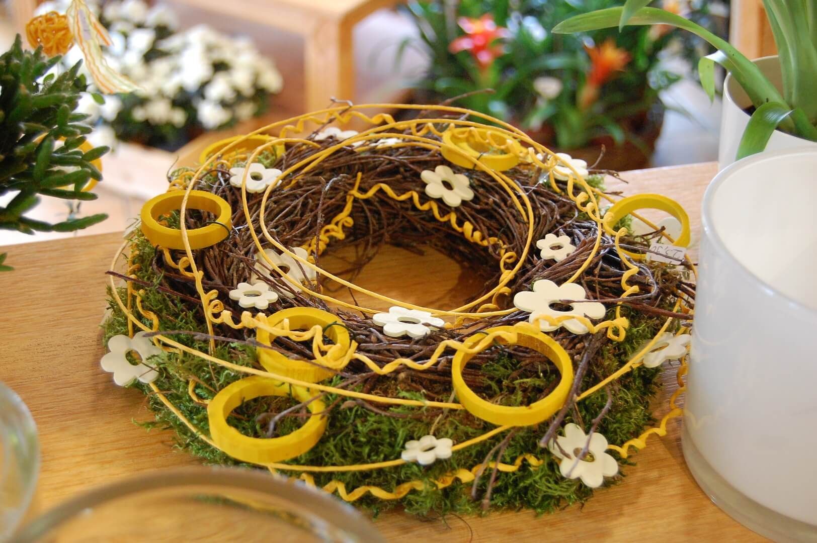 Osterkranz mit gelben Elementen