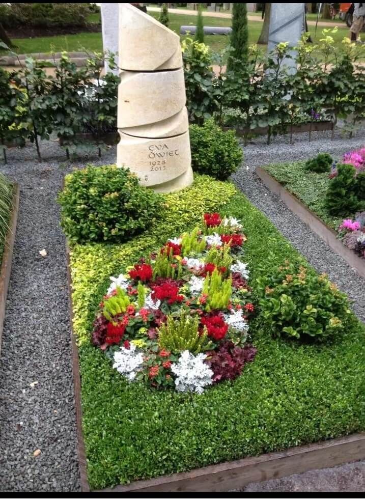 Begrüntes Grab mit Spitzem Grabstein