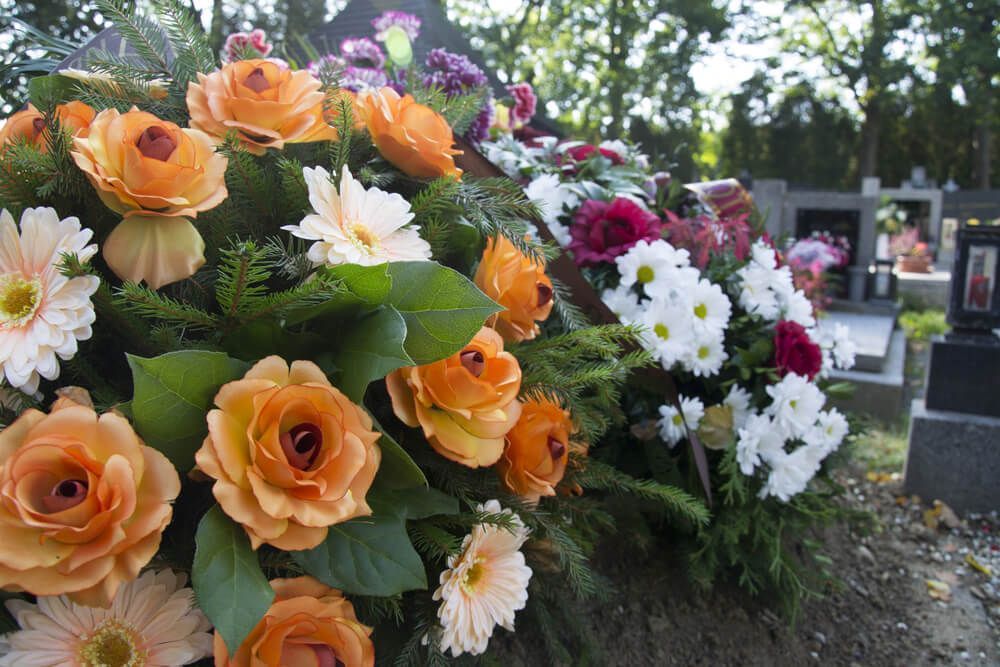 Grabdekoration in orange, weiß und magenta