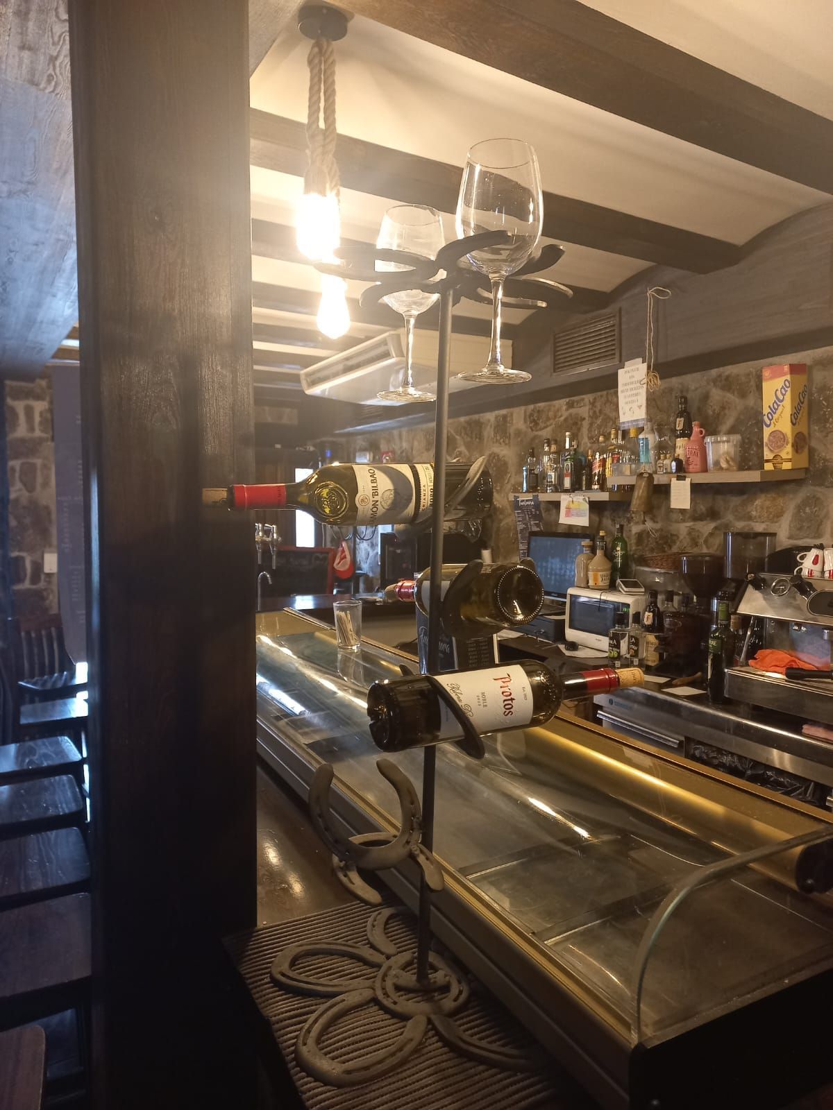 Una botella de vino está sobre un mostrador en un restaurante.