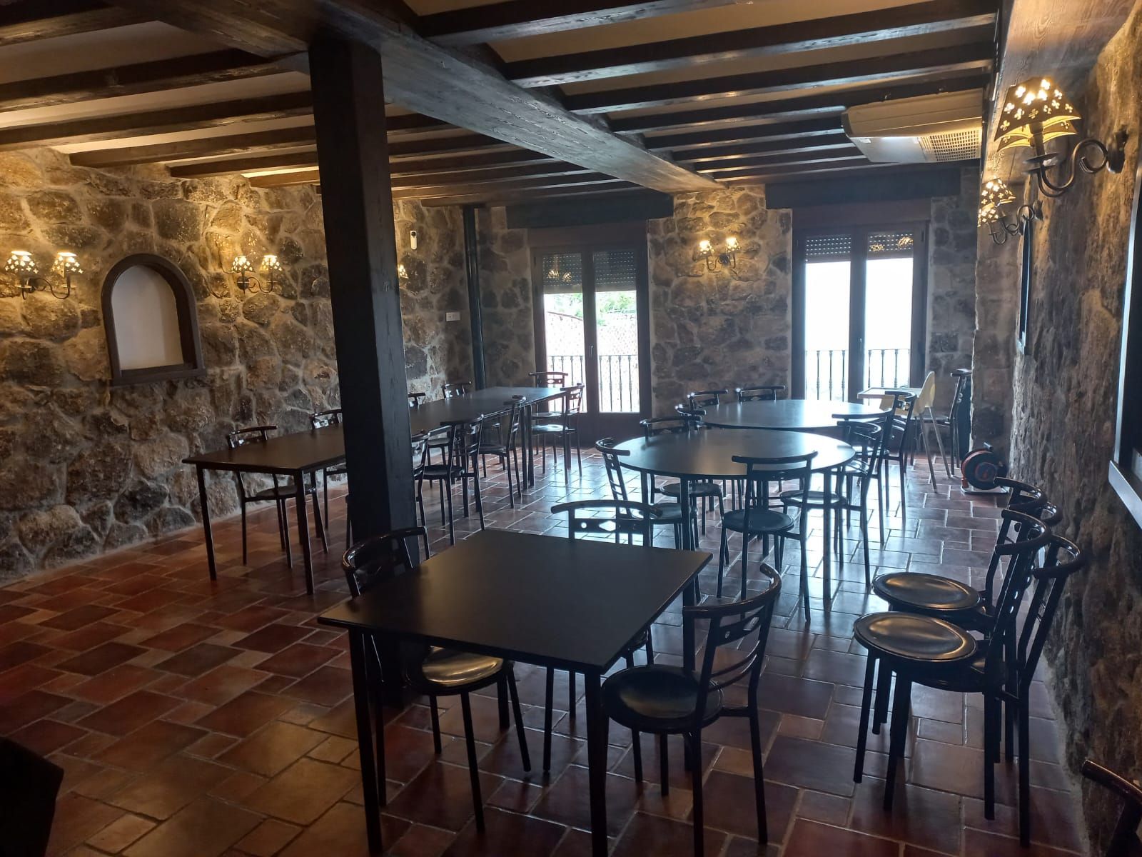 Una gran sala con mesas y sillas.