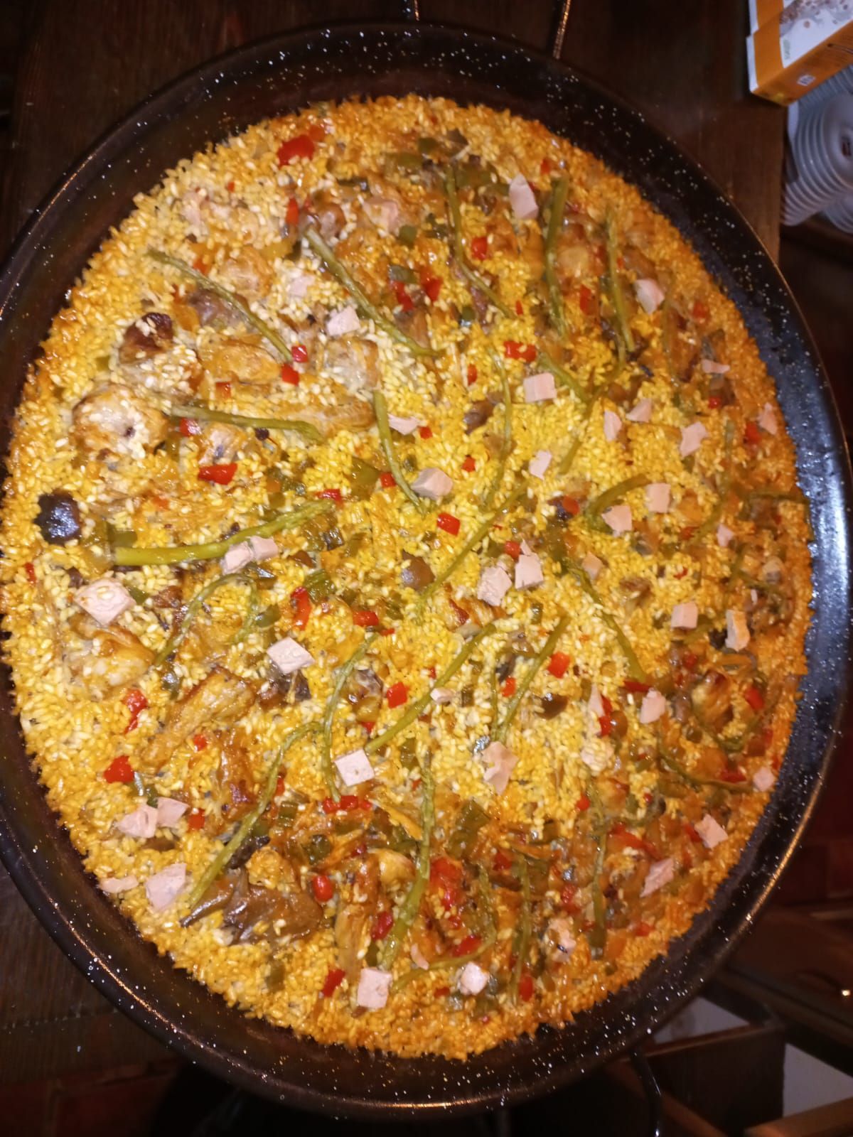 Una pizza con muchos ingredientes encima