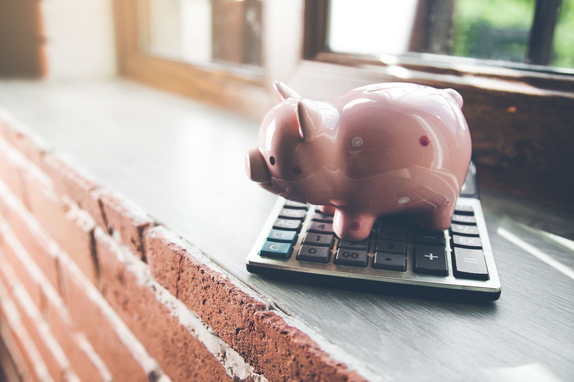 Tirelire posée sur une calculette.