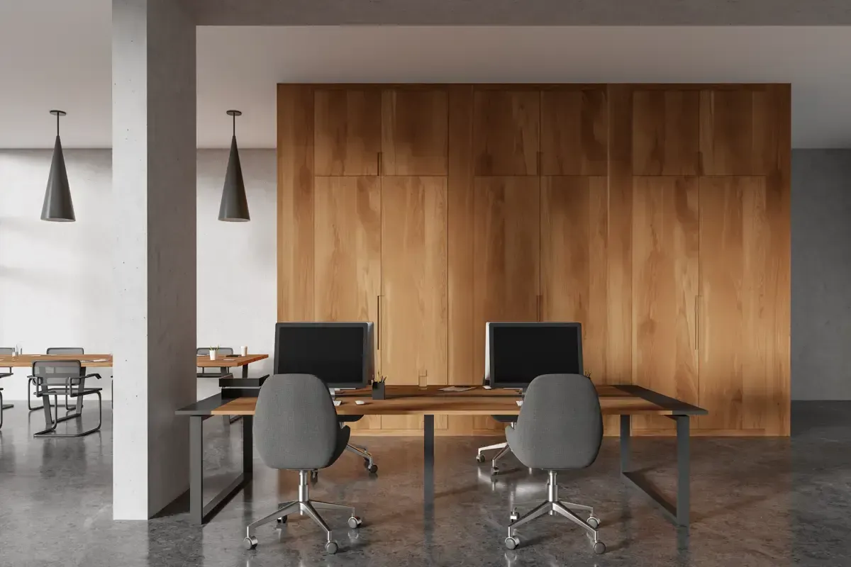 Modernes Büro mit Holzwand, zwei Schreibtischen und grauen Stühlen auf poliertem Boden.