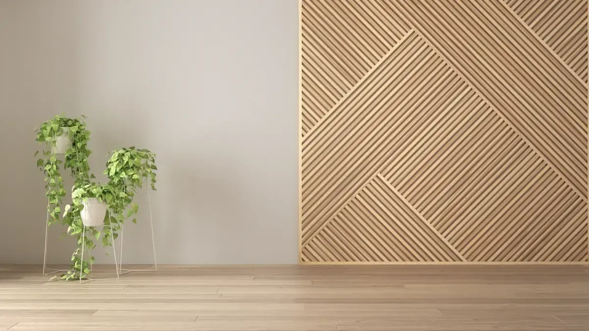 Minimalistisches Zimmer mit einer Topfpflanze auf Holzboden neben einer strukturierten beigefarbenen Wandverkleidung.