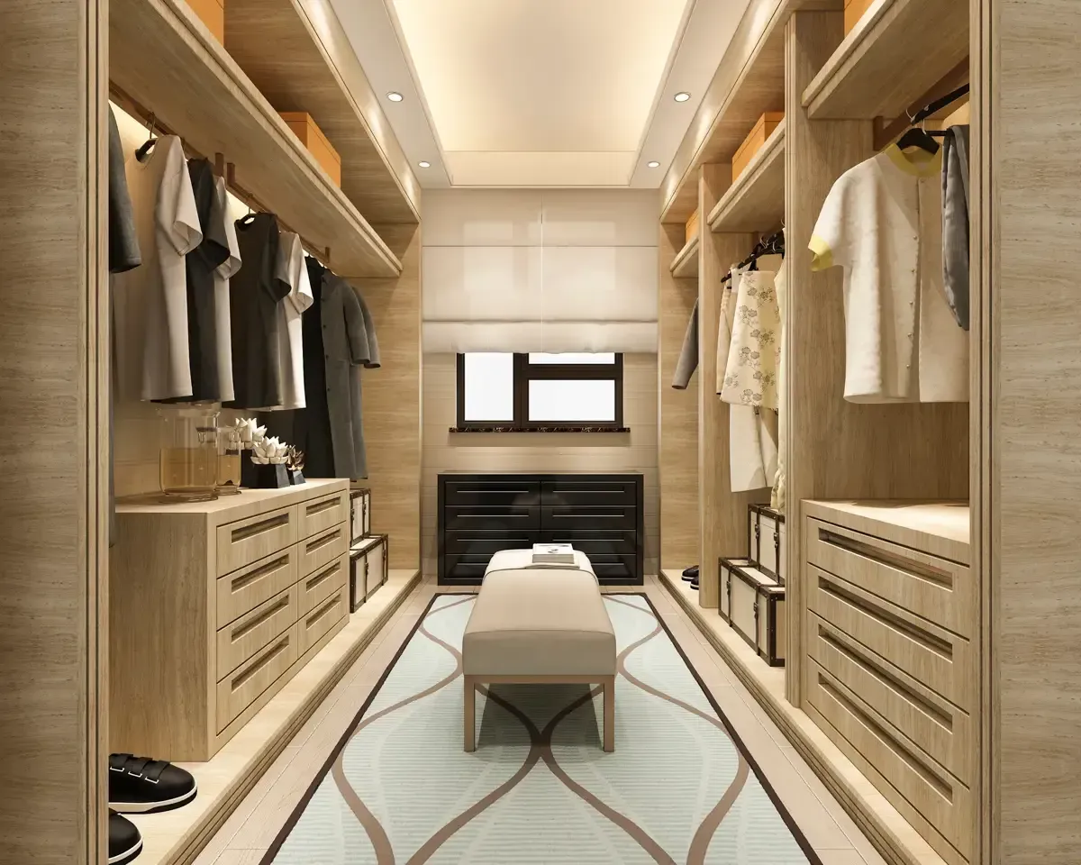 Moderner begehbarer Kleiderschrank mit Holzschränken, Kleiderstangen, Schubladen und einer zentralen Sitzbank