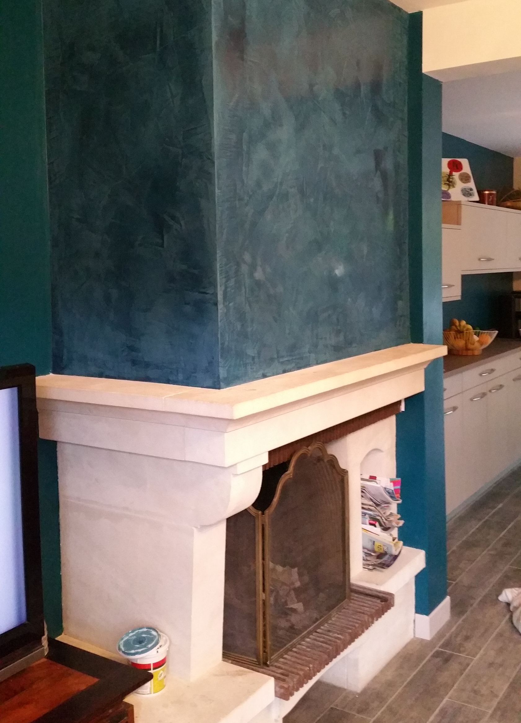 Peinture sur le haut d'une cheminée