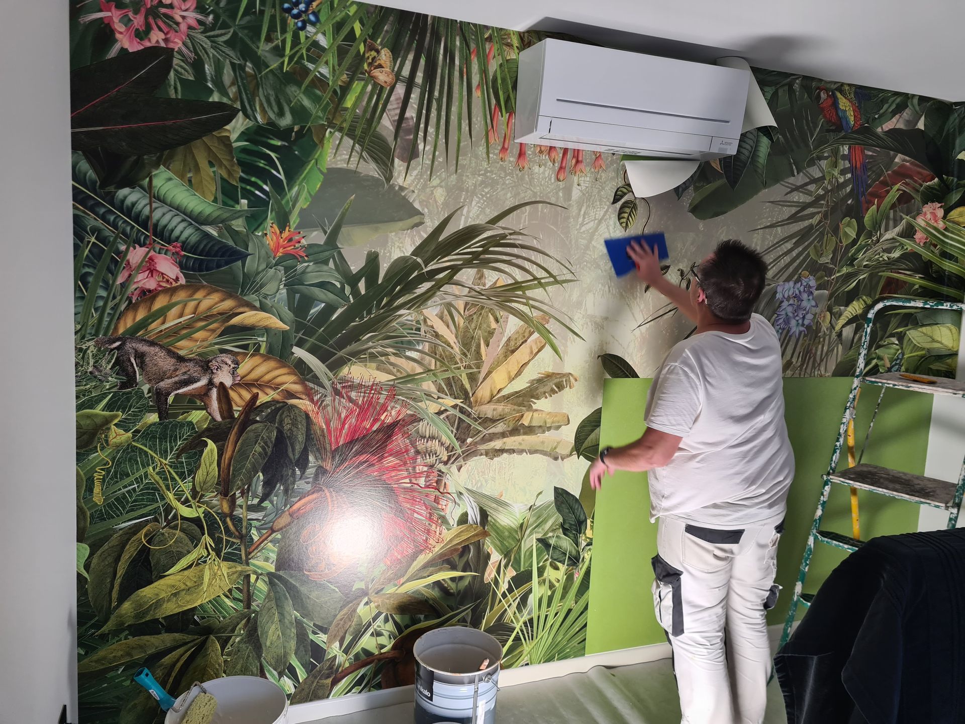 Pose de papier peint dans une chambre