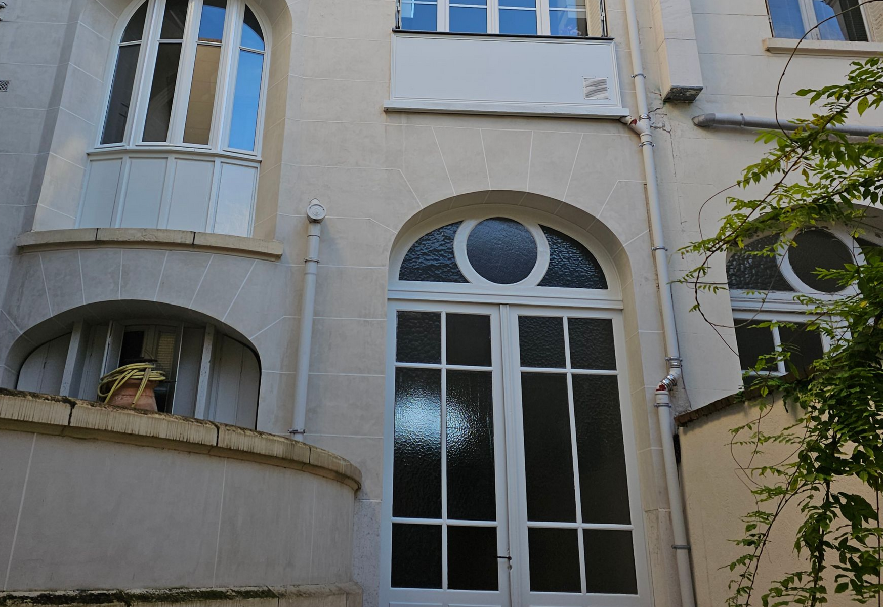 Peinture de menuiseries extérieures pour un immeuble d'Orléans