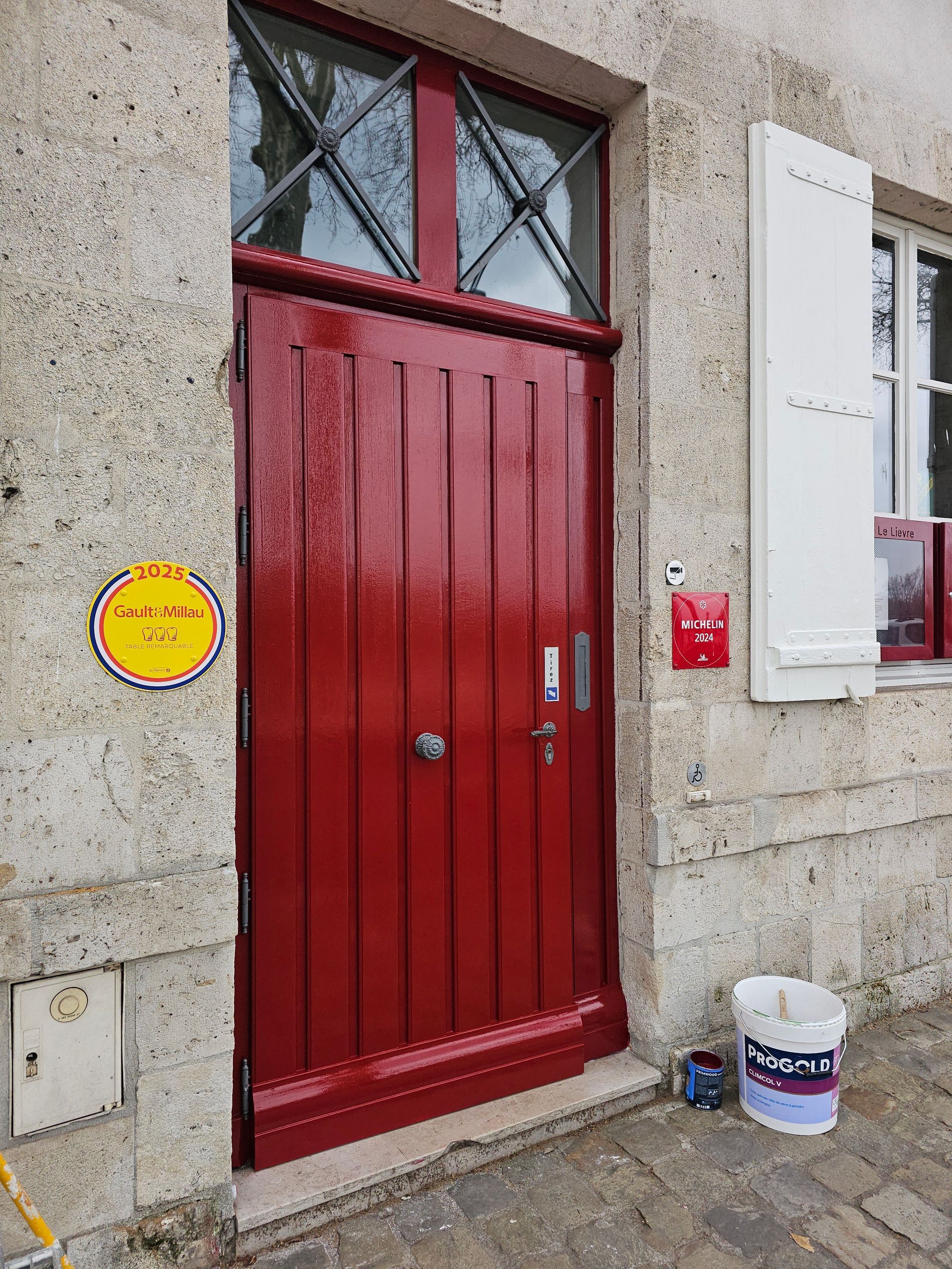 Porte d'entrée rouge - Travaux de peinture