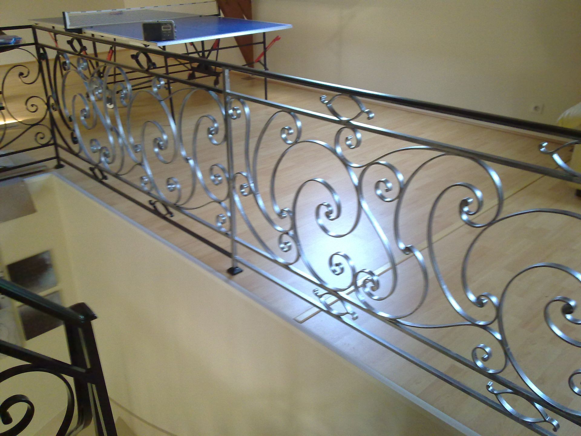 Rambarde en fer forgé ornée le long d'un escalier. 