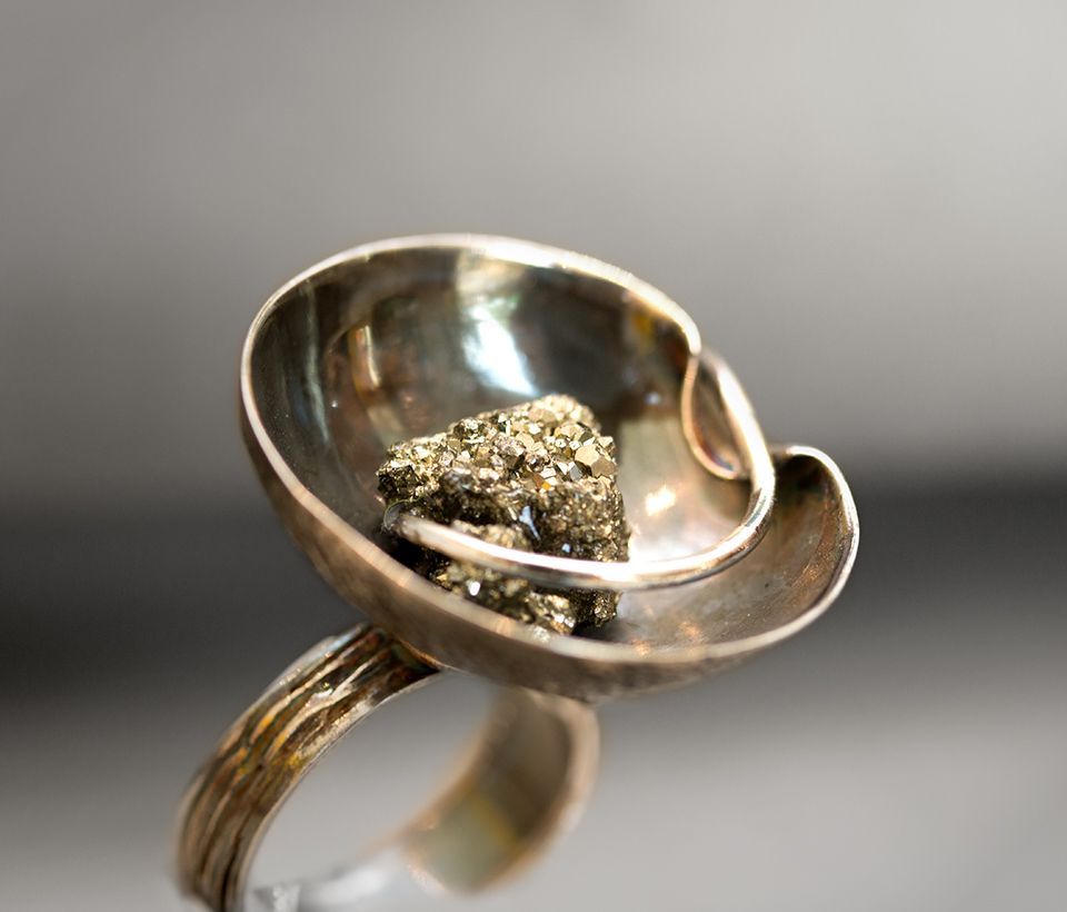 Silberring mit Pyritnugget in schalenförmiger Fassung.