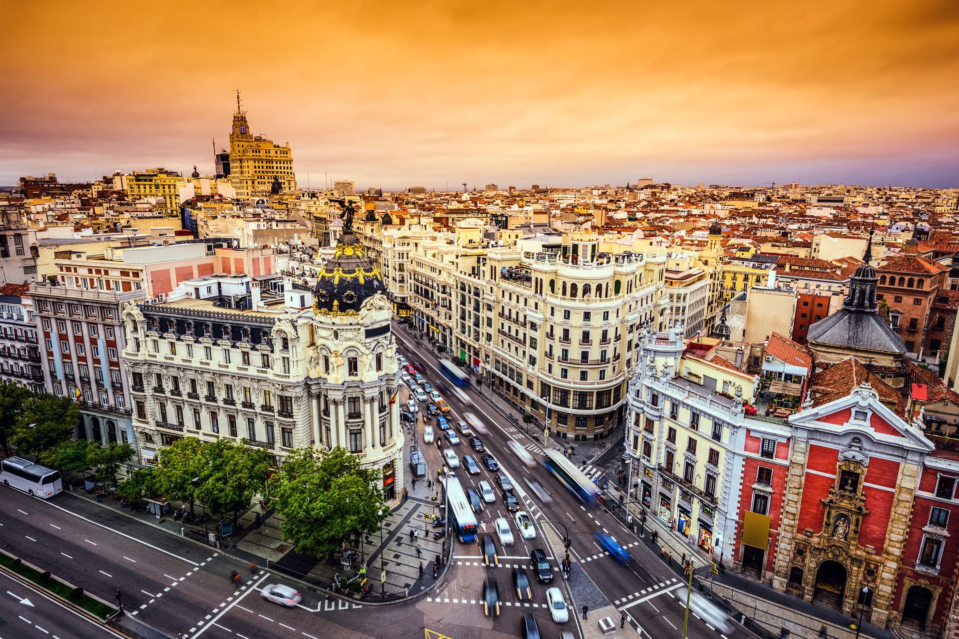 Una vista aérea de una ciudad con muchos edificios y tráfico.