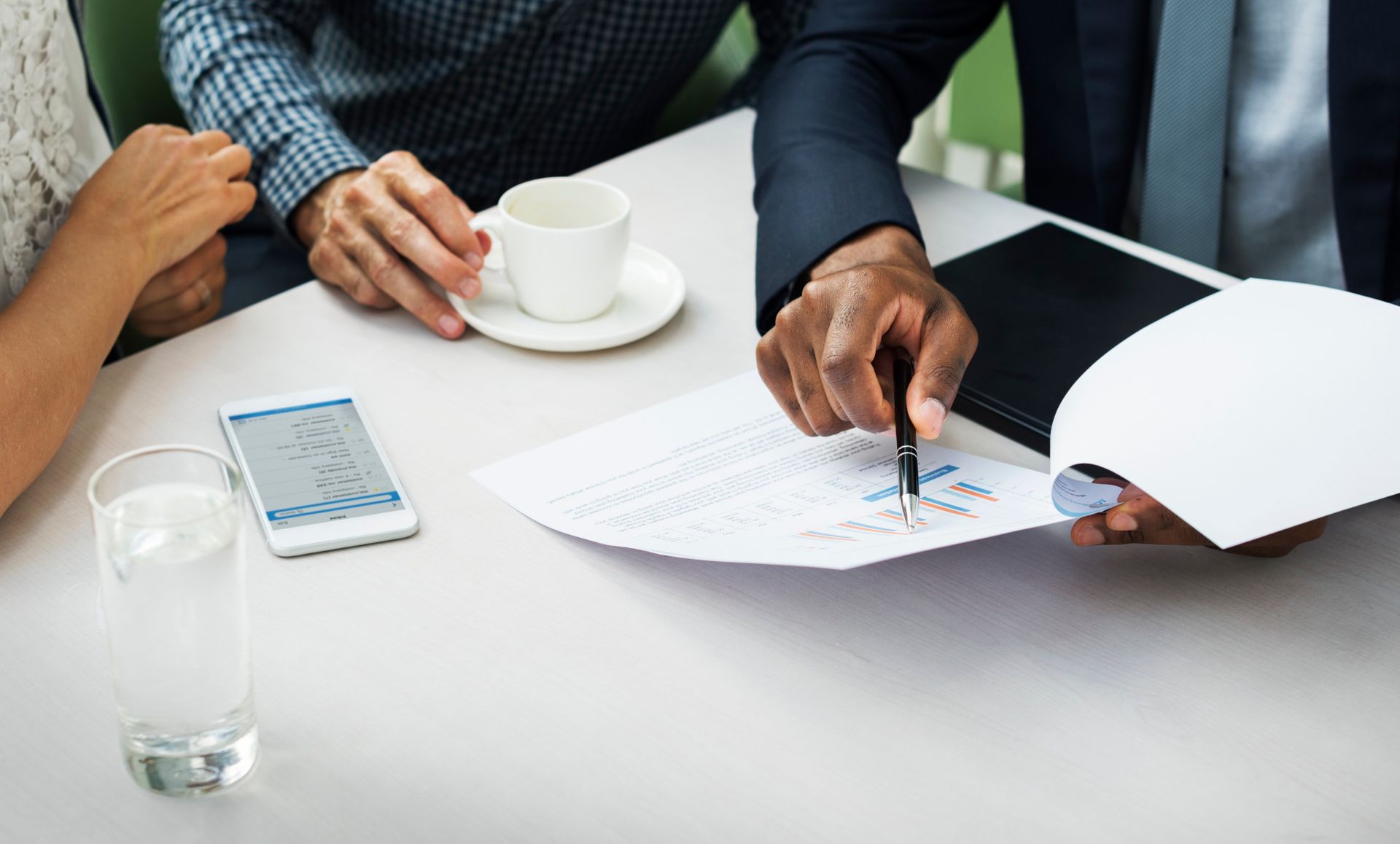 Un hombre y una mujer están sentados en una mesa mirando un trozo de papel.