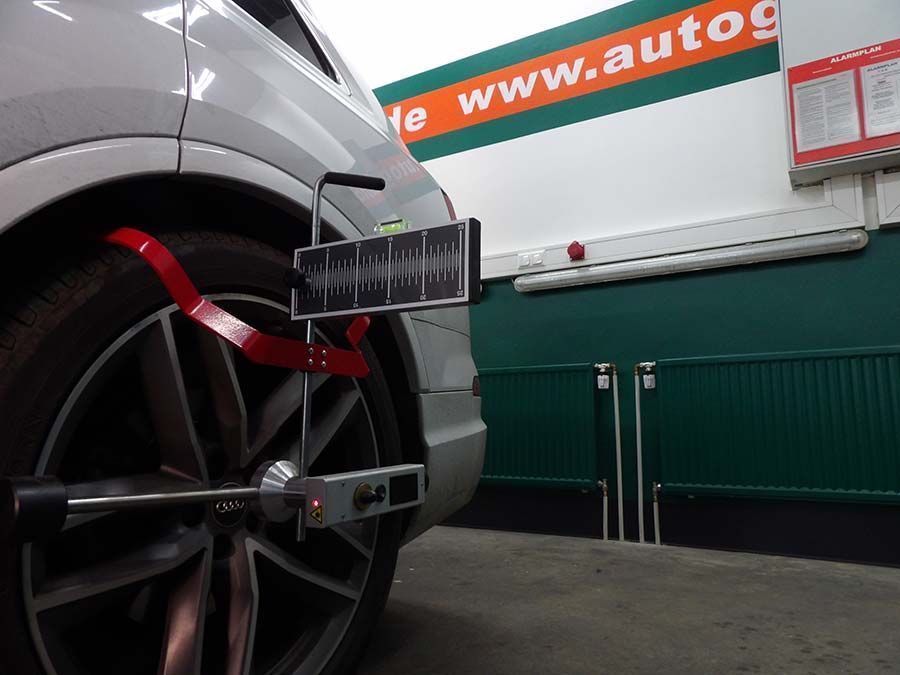 Ein weißes Auto steht in einer Garage von F&B Autoglas GmbH