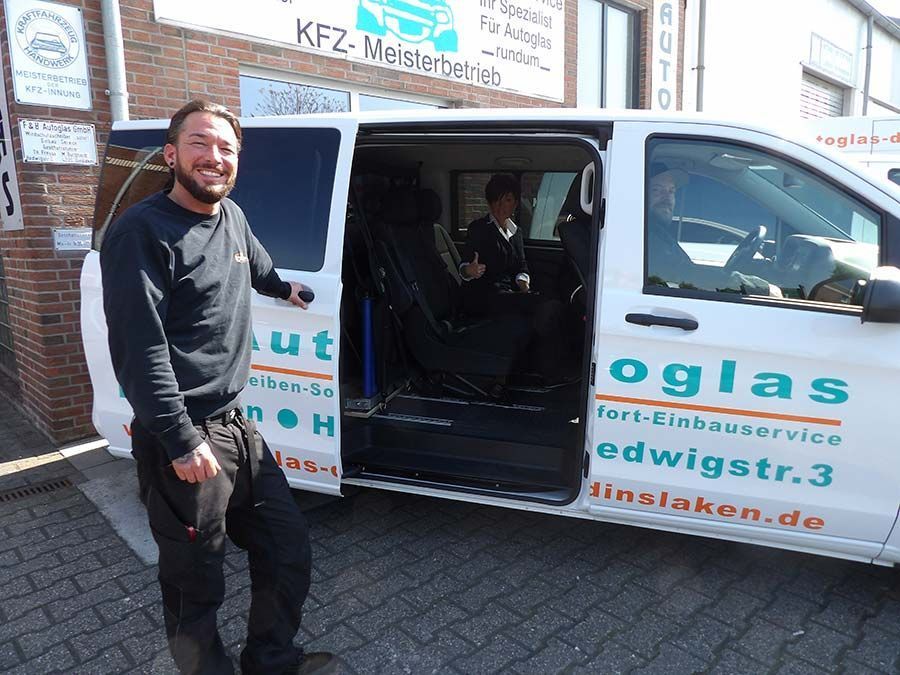 Auto und Team von der F&B Autoglas GmbH