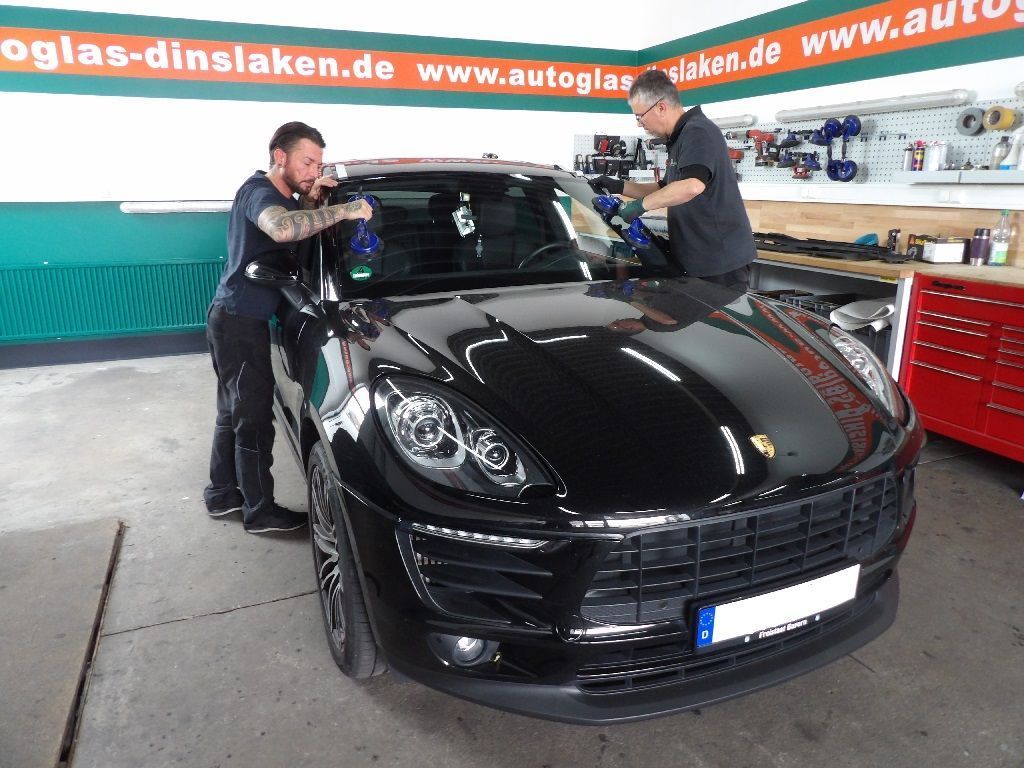 Ein schwarzes Auto steht in einer Garage von F&B Autoglas GmbH