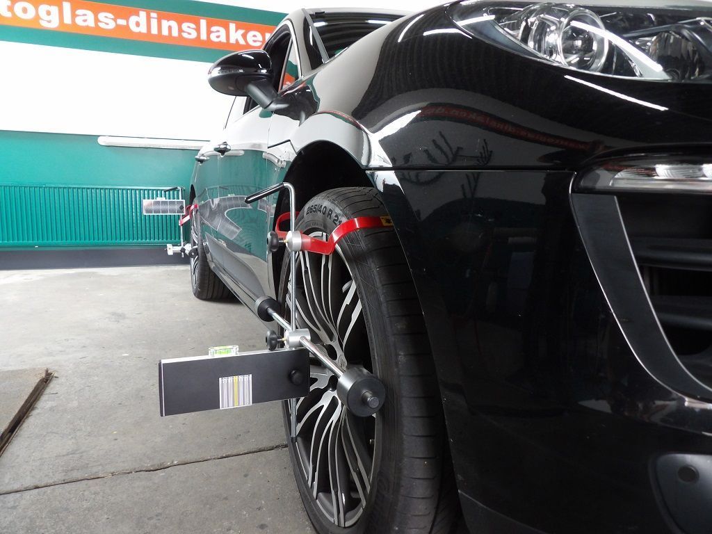 Ein schwarzes Auto steht in einer Garage von F&B Autoglas GmbH