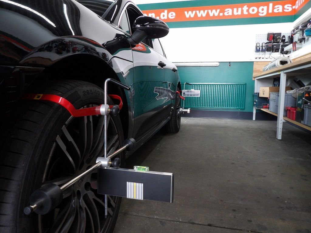 Ein schwarzes Auto steht in einer Garage von F&B Autoglas GmbH