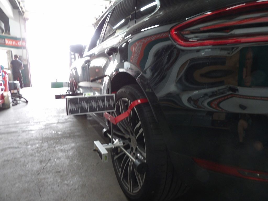 Ein schwarzes Auto steht in einer Garage von F&B Autoglas GmbH