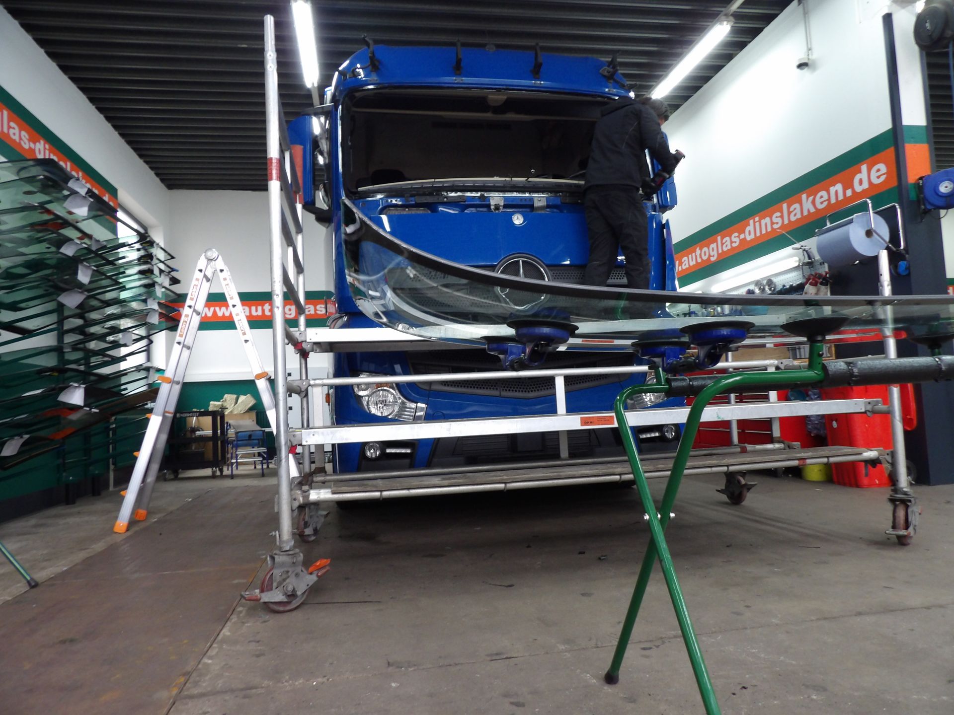 LKW Reparatur und Montage bei der F&B Autoglas GmbH