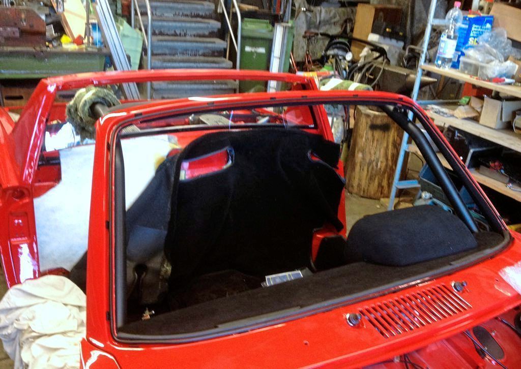 Ein rotes Auto steht in einer Garage bei der F&B Autoglas GmbH