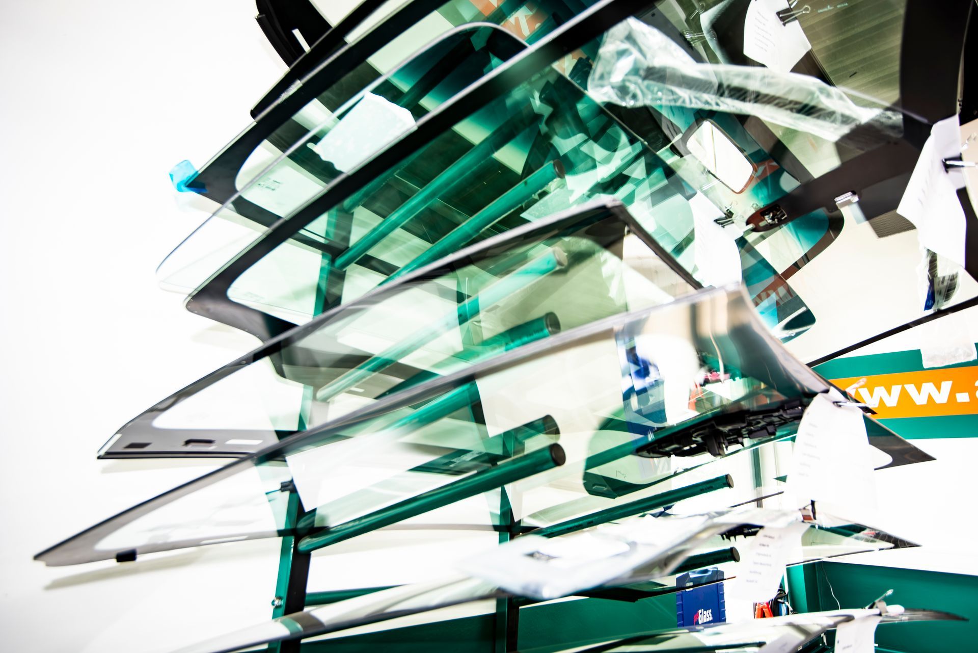 Eine Reihe von Glasscheiben auf einem Regal