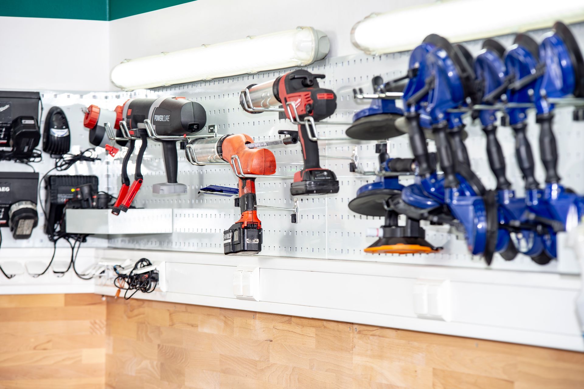 Eine Reihe von elektrischen Werkzeugen hängt an einer Wand