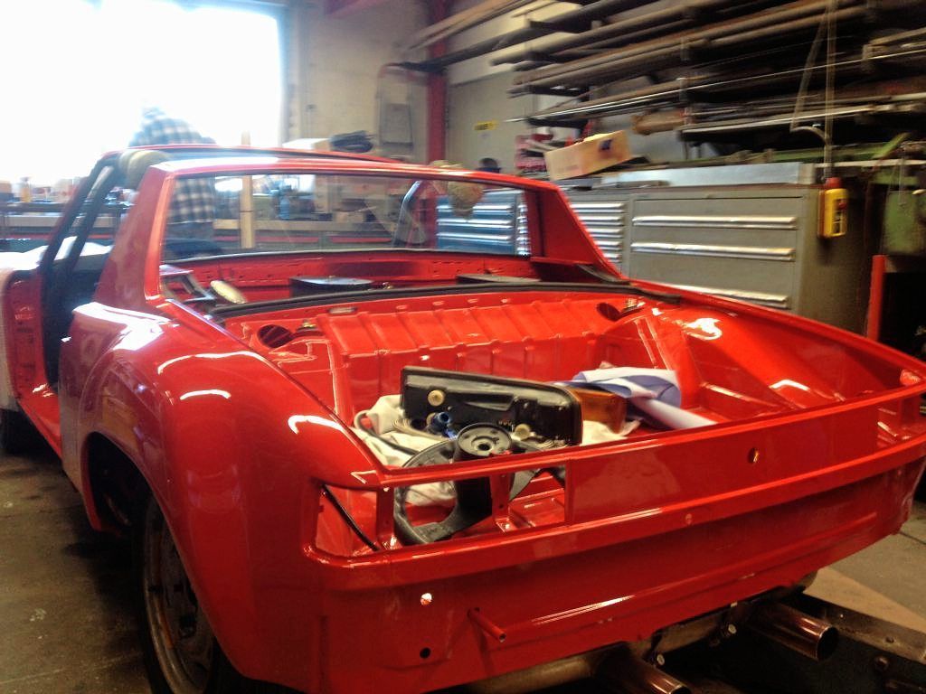 Ein rotes Auto steht in einer Garage bei der F&B Autoglas GmbH