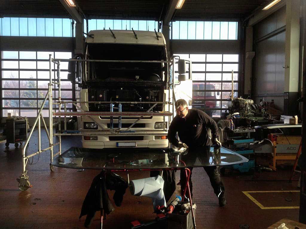 LKW Reparatur und Montage bei der F&B Autoglas GmbH