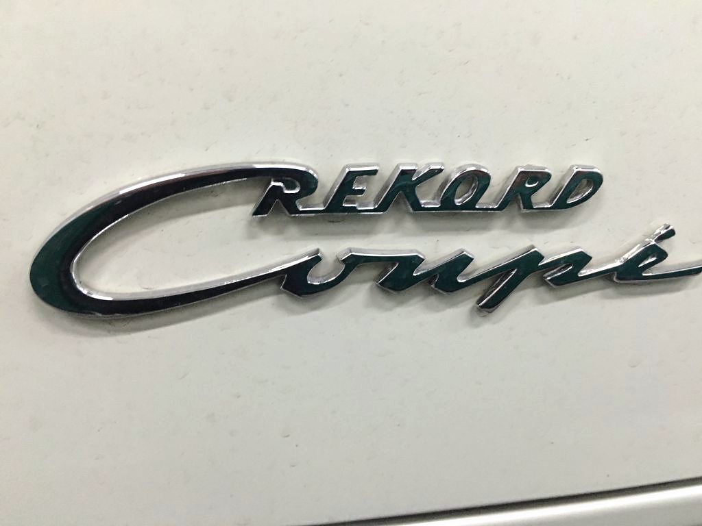 Ein weißes Auto mit dem Aufkleber Rekord Coupé