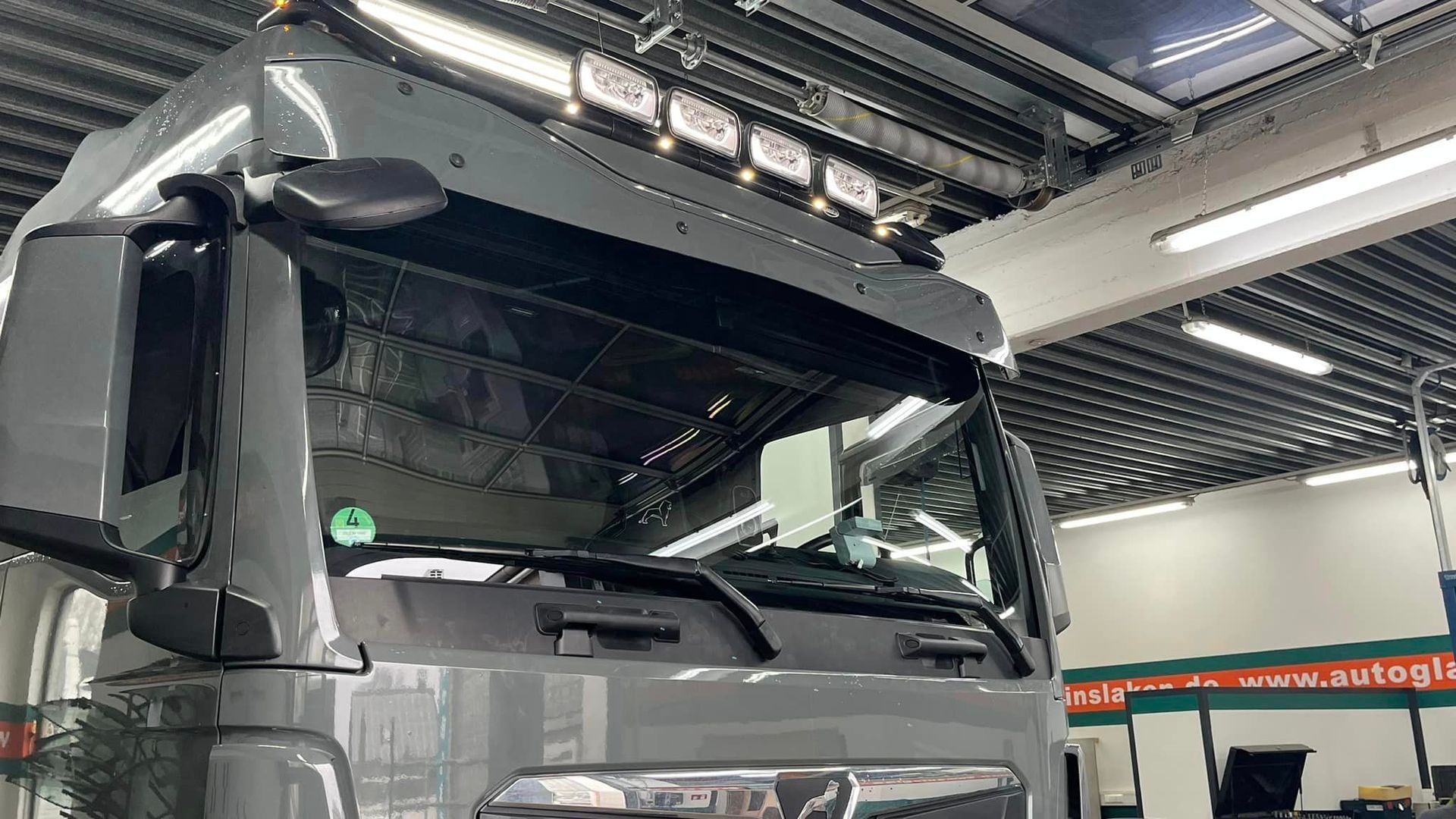 LKW Reparatur und Montage bei der F&B Autoglas GmbH