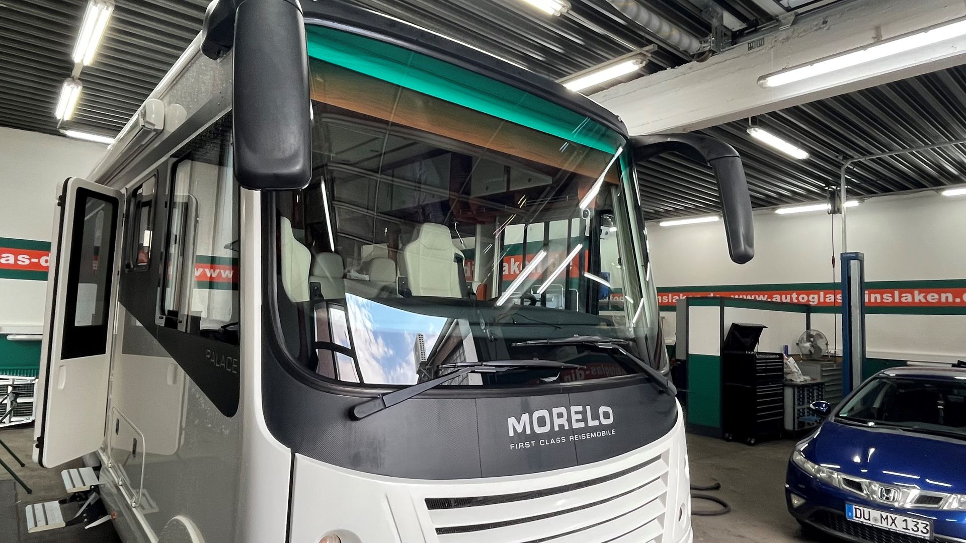 Ein mehrlo-Wohnmobil Auto steht in einem Autohaus