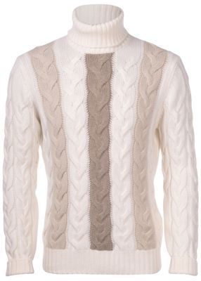 Pull à col roulé crème avec empiècements en maille torsadée beige et marron clair.