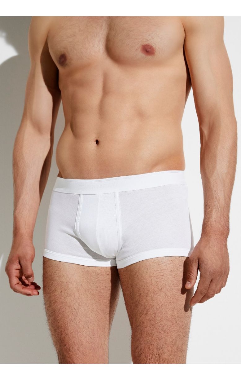 Homme portant un caleçon blanc, torse visible.