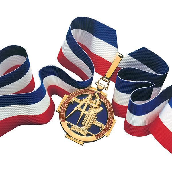 Médaille avec ruban tricolore.