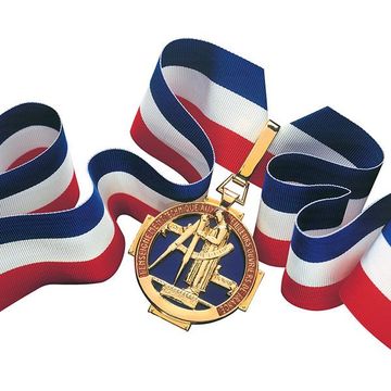 Médaille avec ruban tricolore.