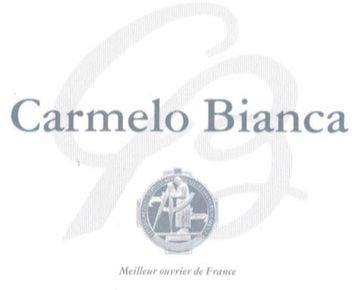 Logo Carmelo Bianca : nom en gris avec un « CB » stylisé et un médaillon orné d’une figure. Inscription « Meilleur ouvrier de France » en dessous.