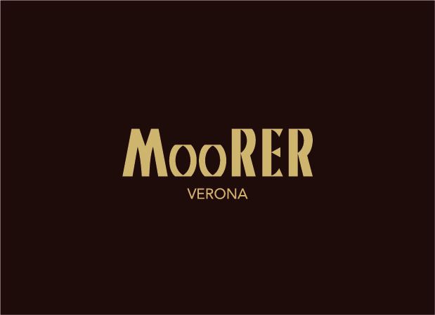 Logo Moorer Verona en doré sur fond marron.