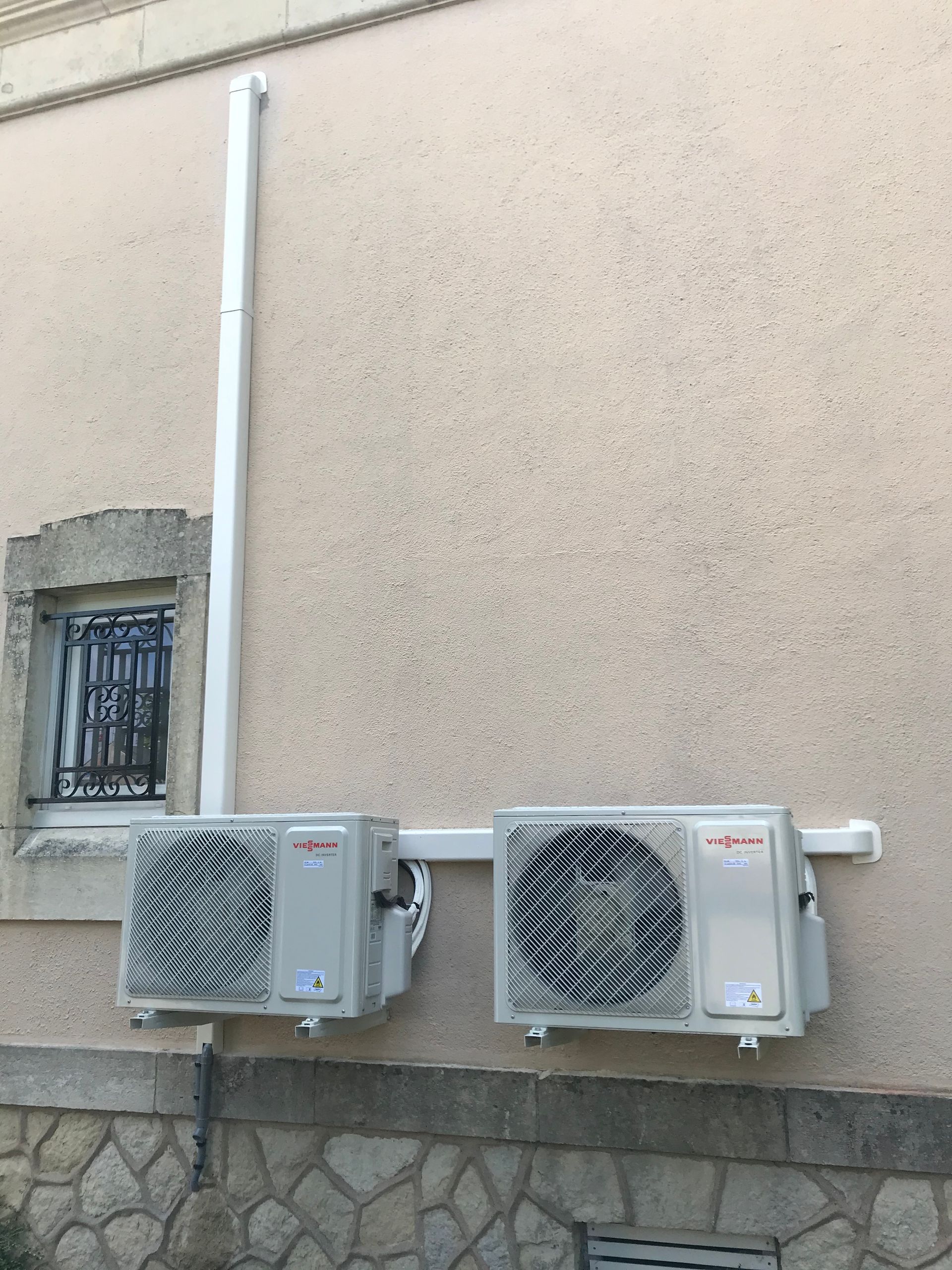 Deux pompes à chaleur accrochées à un mur