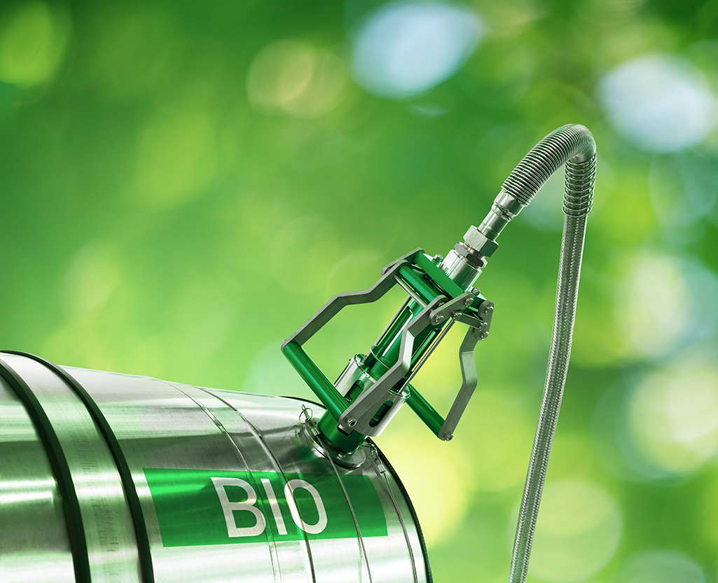 Buse de remplissage de biocarburant avec réservoir de stockage sur fond vert
