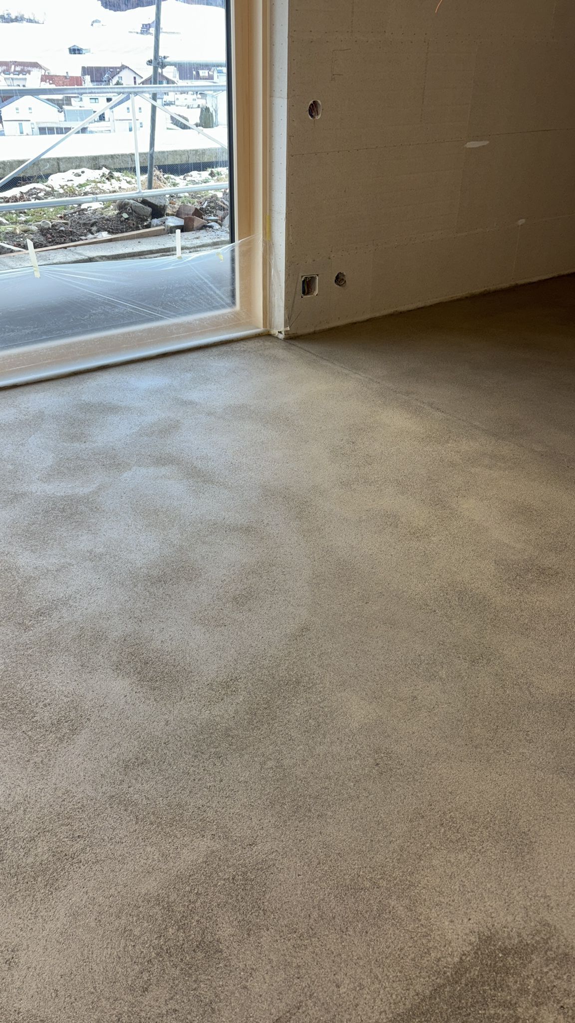 Un sol recouvert d'une moquette beige neutre dans une pièce