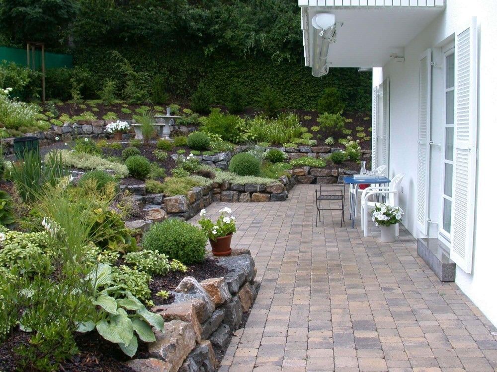 Professionell verlegter Pflasterweg in modernem Garten