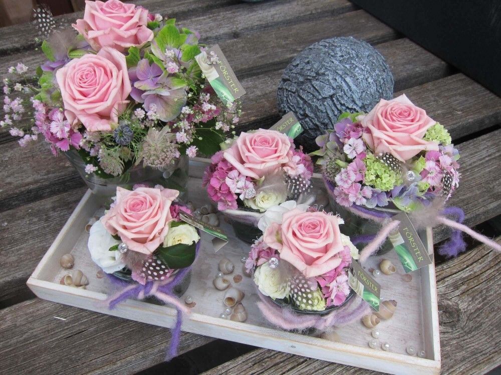 Blumenstrauß als Geschenk mit dekorativem Beiwerk