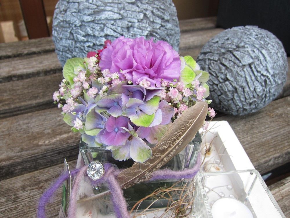 Blumenstrauß als Geschenk mit dekorativem Beiwerk