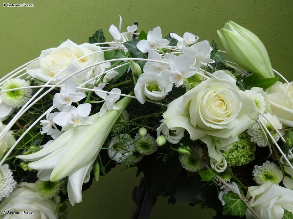 weiße Blumen als Kranz