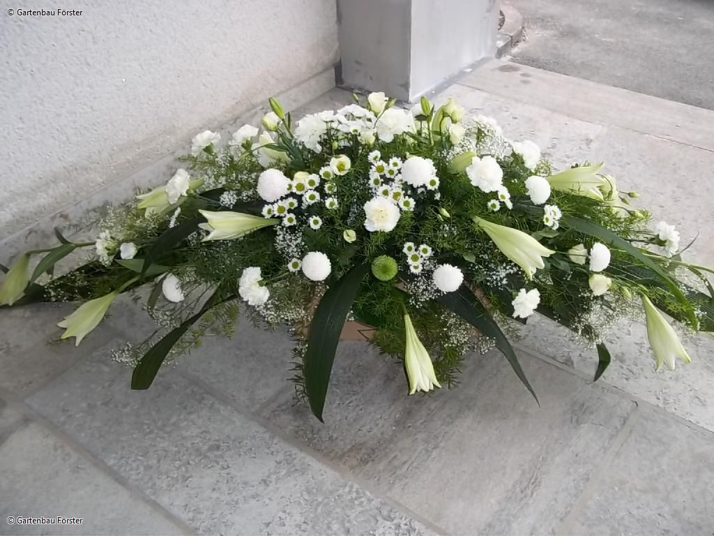 Trauergesteck mit weißen Rosen und Grünpflanzen