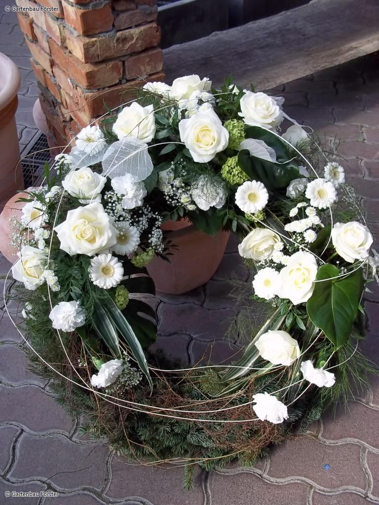 Kranz aus weißen Blumen
